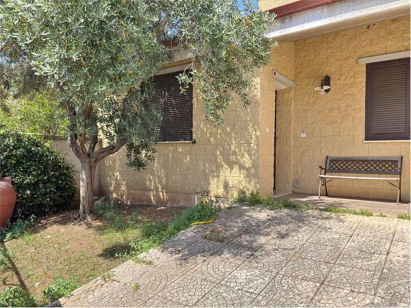 casa indipendente in vendita a Lizzanello in zona Merine