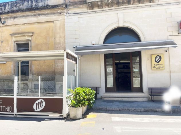 negozio in vendita a Lizzanello
