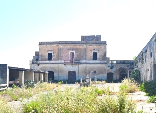 locale di sgombero in vendita a Lizzanello