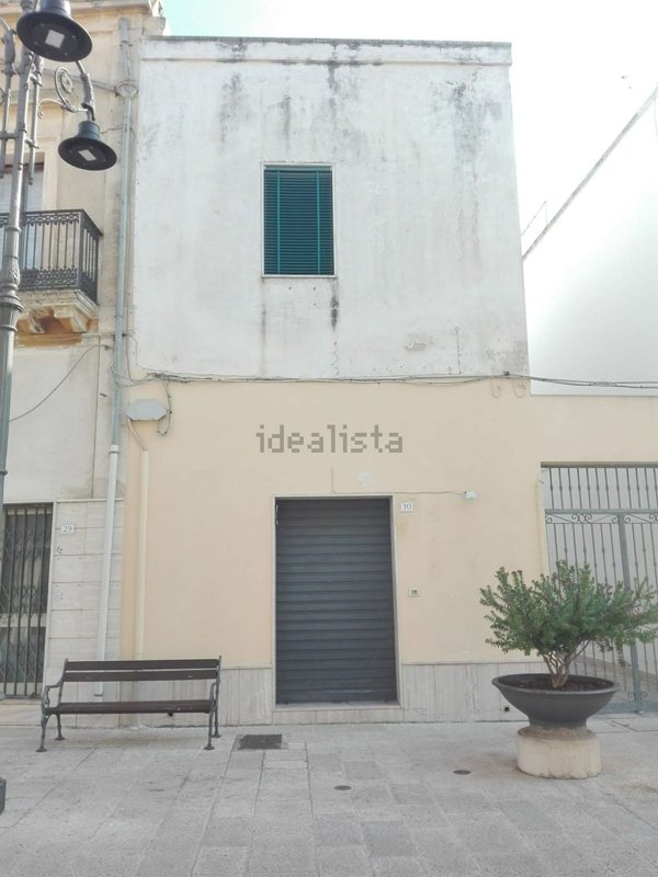 locale commerciale in vendita a Lizzanello