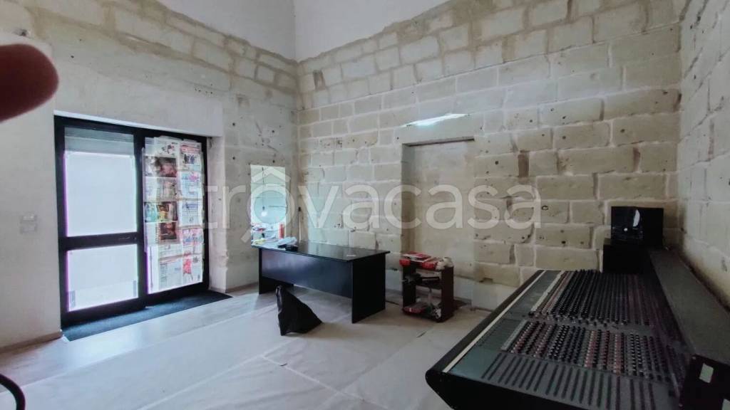 negozio in vendita a Lizzanello