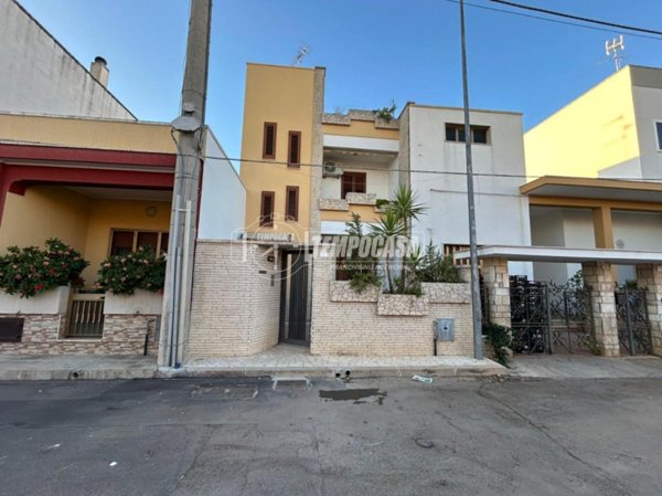 casa indipendente in vendita a Lizzanello