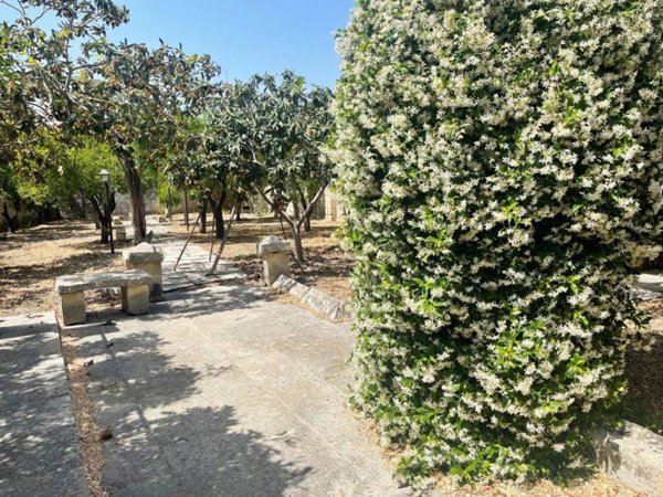 intera palazzina in vendita a Lizzanello