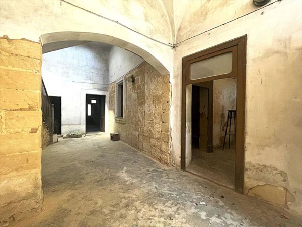 intera palazzina in vendita a Lizzanello