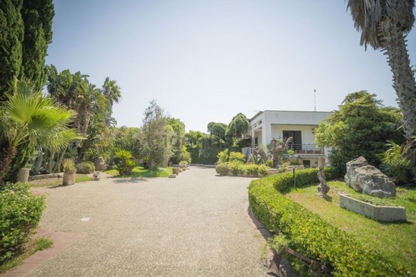 casa indipendente in vendita a Lizzanello