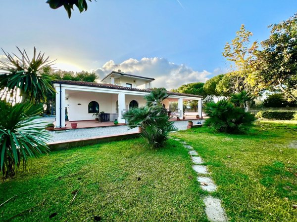 casa indipendente in vendita a Lizzanello