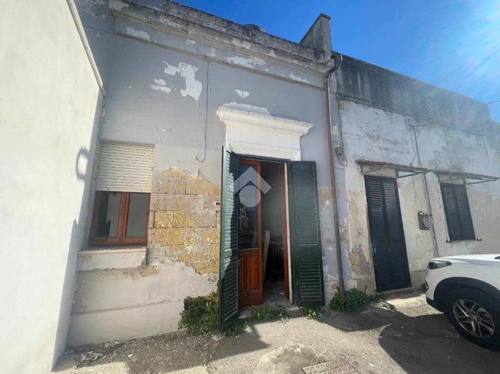 casa indipendente in vendita a Lizzanello in zona Merine