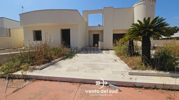 casa indipendente in vendita a Lizzanello