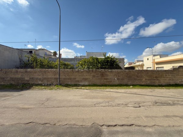 terreno edificabile in vendita a Lizzanello