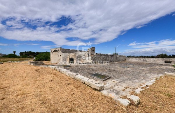 casale in vendita a Lizzanello