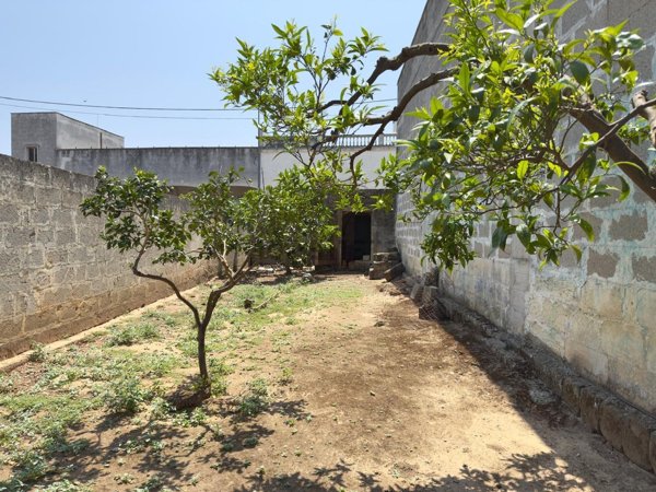 casa indipendente in vendita a Lizzanello