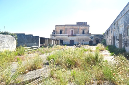 locale di sgombero in vendita a Lizzanello