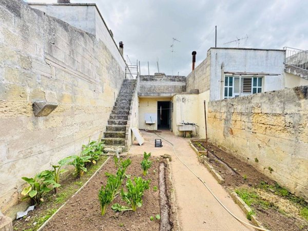 casa indipendente in vendita a Lizzanello