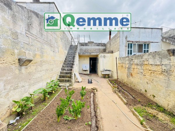 casa indipendente in vendita a Lizzanello