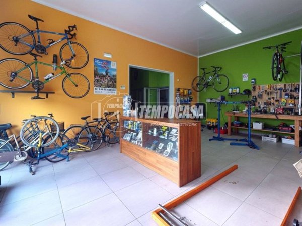 negozio in vendita a Lizzanello