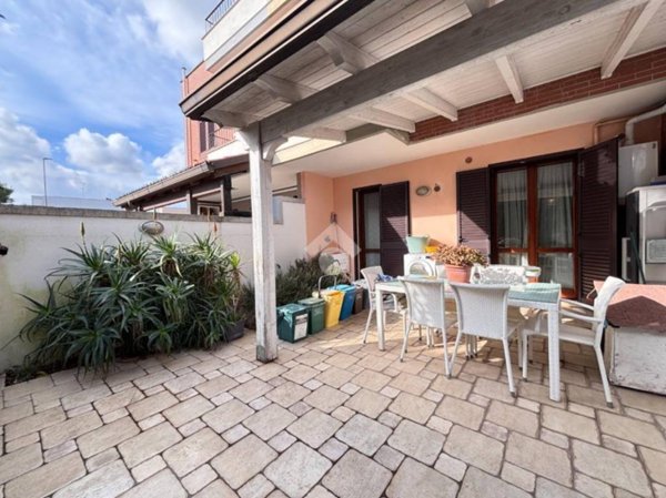 casa indipendente in vendita a Lizzanello