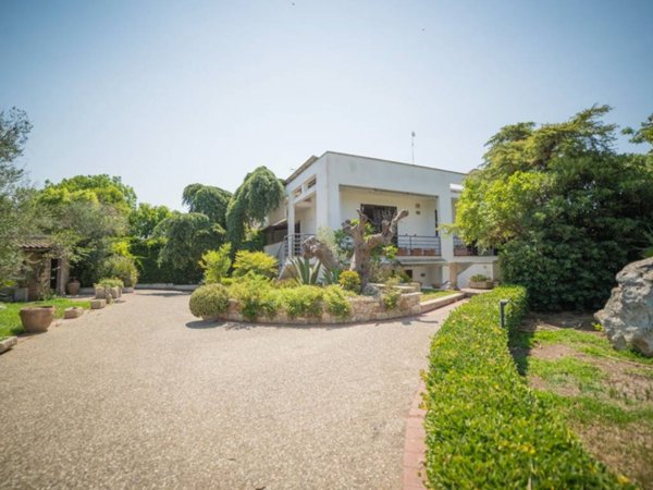 casa indipendente in vendita a Lizzanello in zona Merine