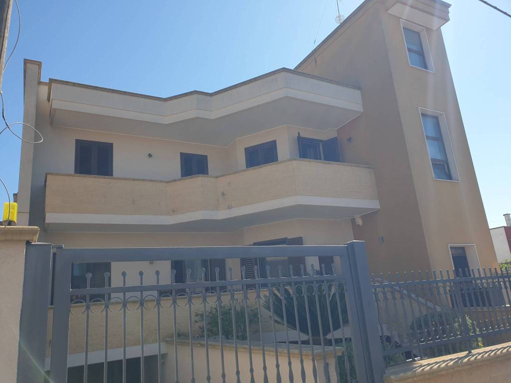 casa indipendente in vendita a Lizzanello in zona Merine