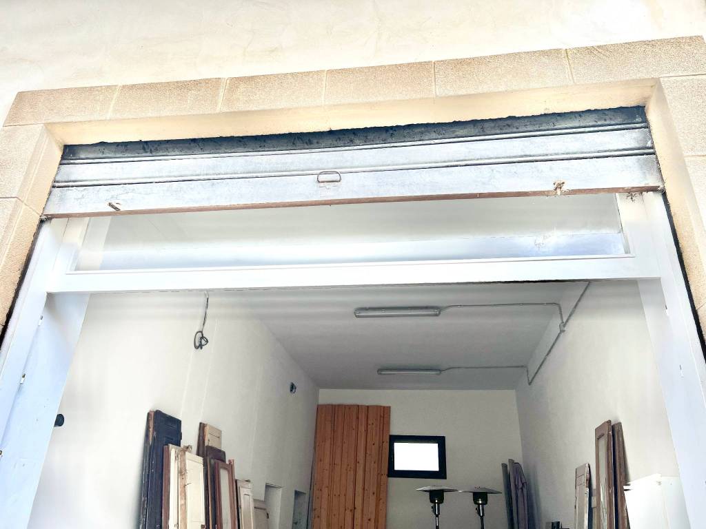 negozio in vendita a Lizzanello in zona Merine