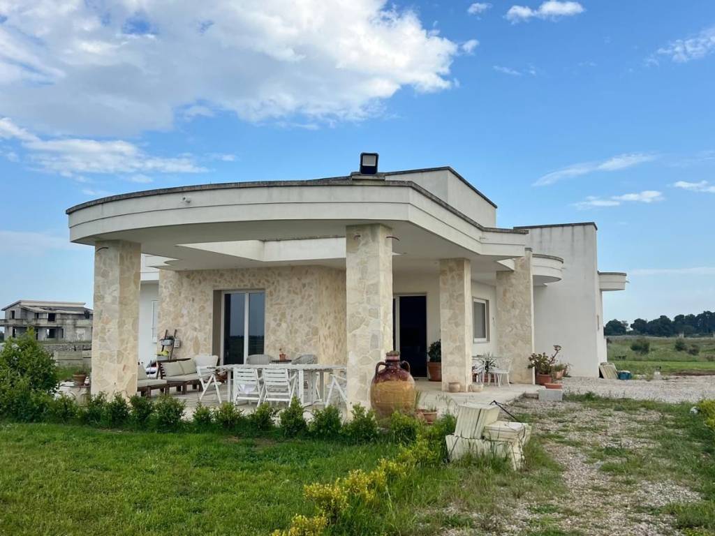 casa indipendente in vendita a Lizzanello