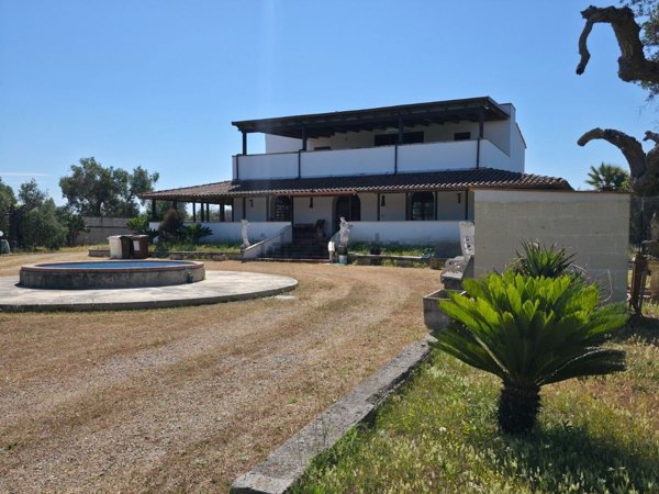 casa indipendente in vendita a Lizzanello