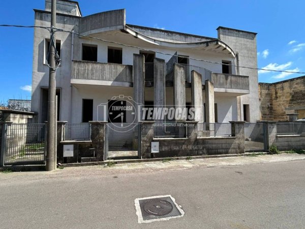 intera palazzina in vendita a Lizzanello