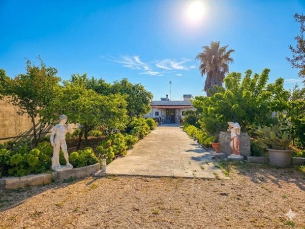 casa indipendente in vendita a Lizzanello