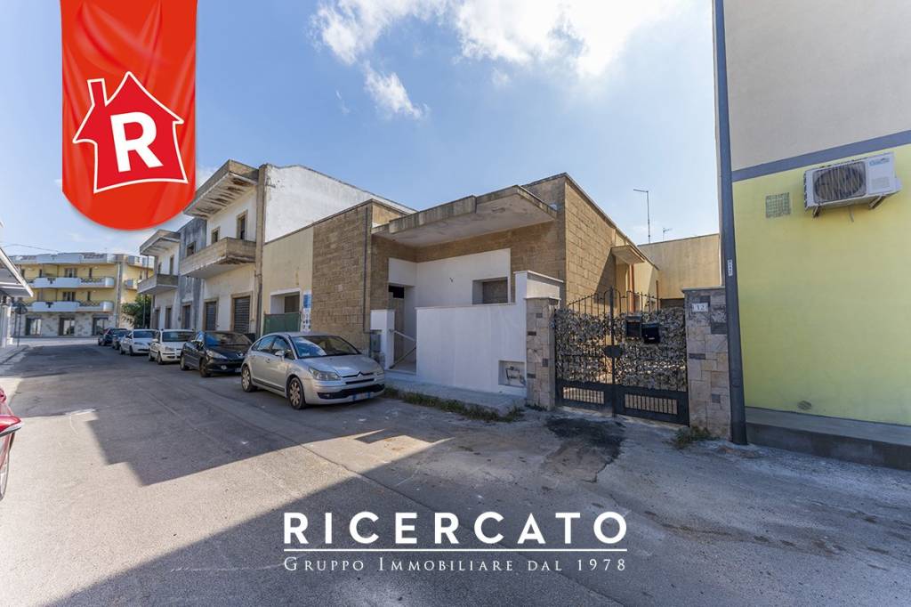 casa indipendente in vendita a Lizzanello in zona Merine