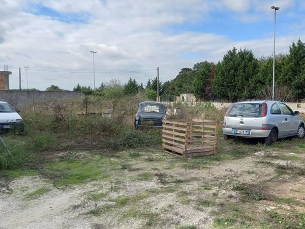 locale commerciale in vendita a Maglie