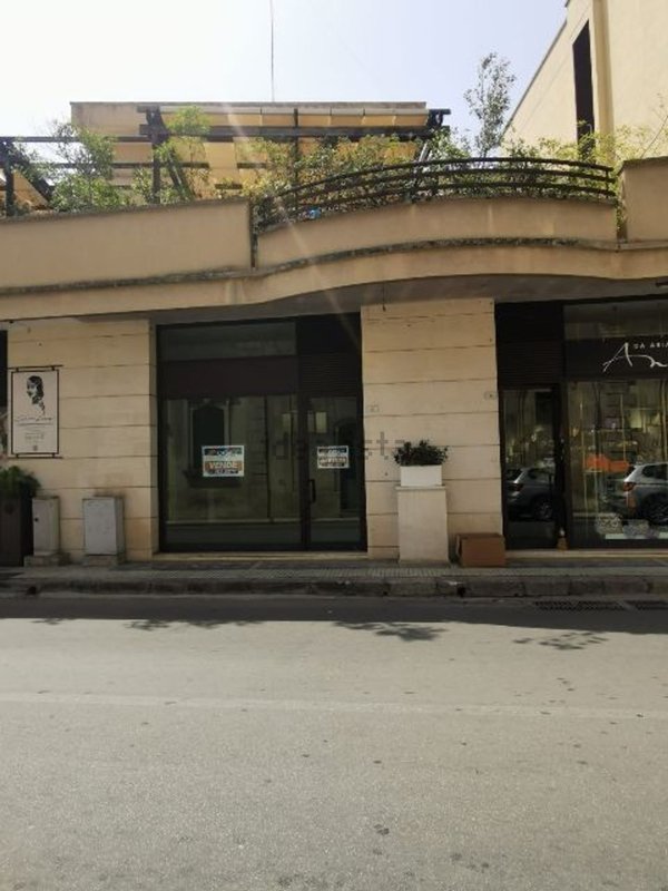 locale commerciale in vendita a Maglie