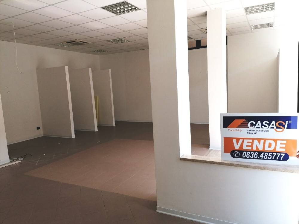 negozio in vendita a Maglie