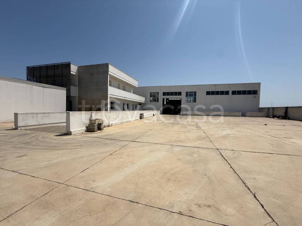 locale commerciale in vendita a Martano