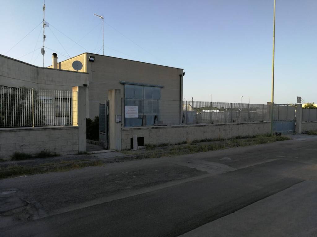 locale commerciale in vendita a Martignano