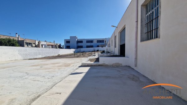 locale commerciale in vendita a Matino