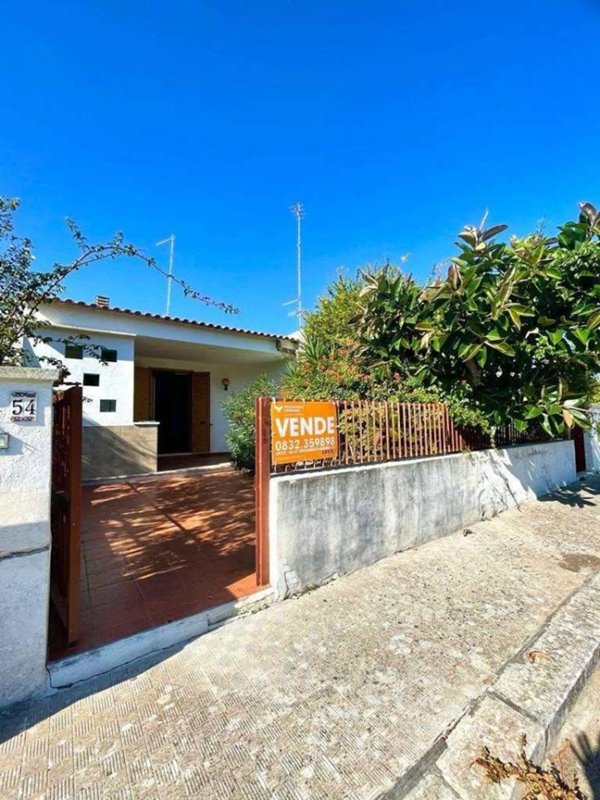 casa indipendente in vendita a Melendugno in zona Torre Sant'Andrea