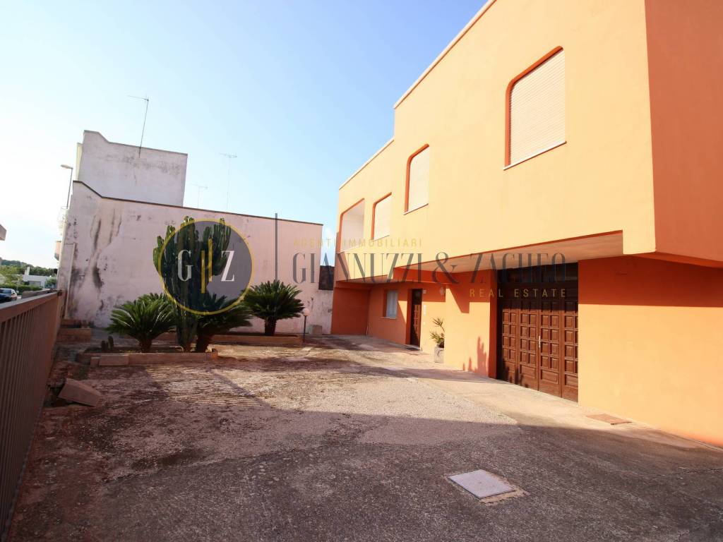 intera palazzina in vendita a Melendugno in zona Borgagne