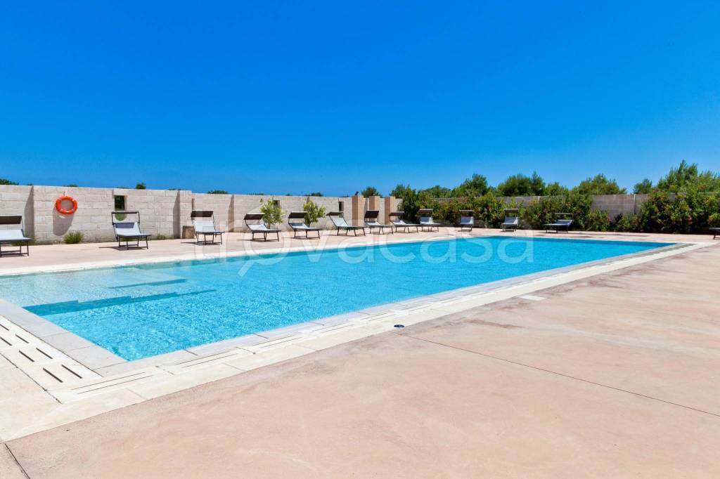 negozio in vendita a Melendugno in zona Torre dell'Orso