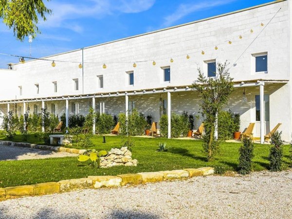 negozio in vendita a Melendugno in zona Torre dell'Orso