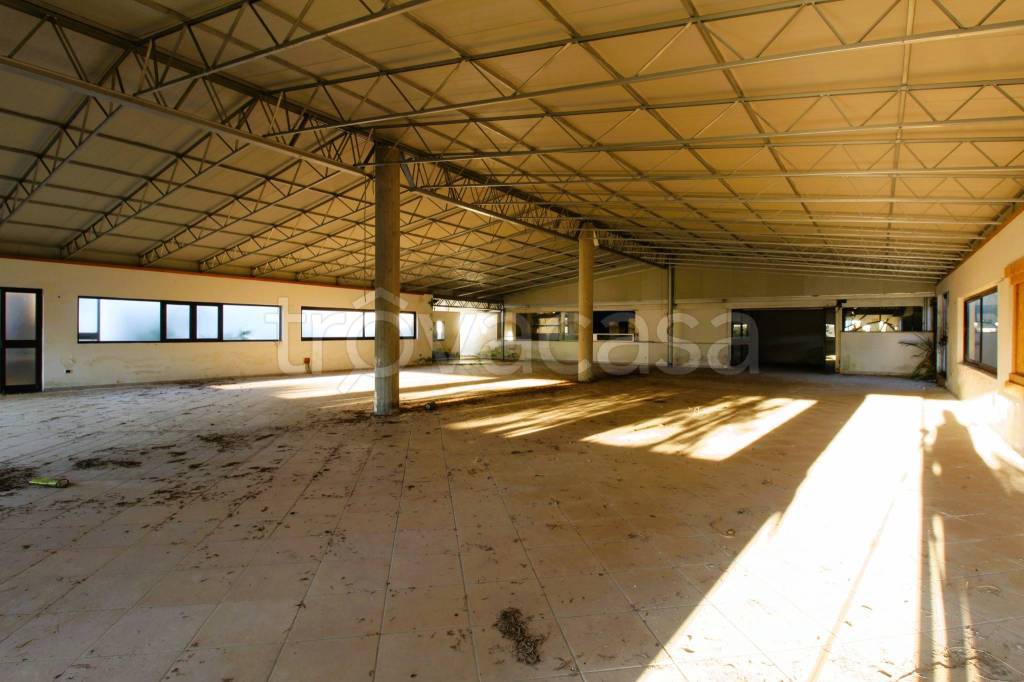 negozio in vendita a Melendugno in zona Torre Saracena