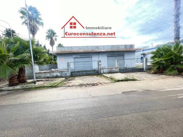 locale commerciale in vendita a Melissano