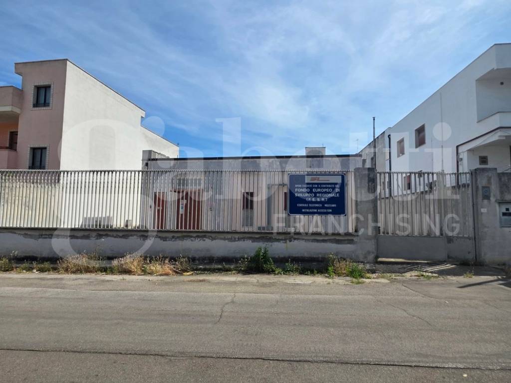 locale commerciale in vendita a Melissano