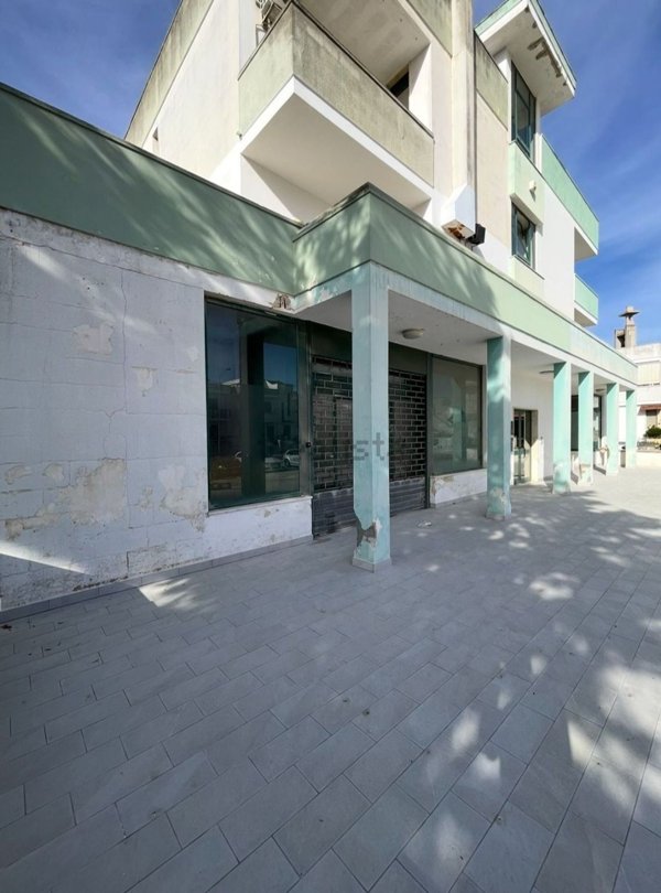 locale commerciale in vendita a Melissano