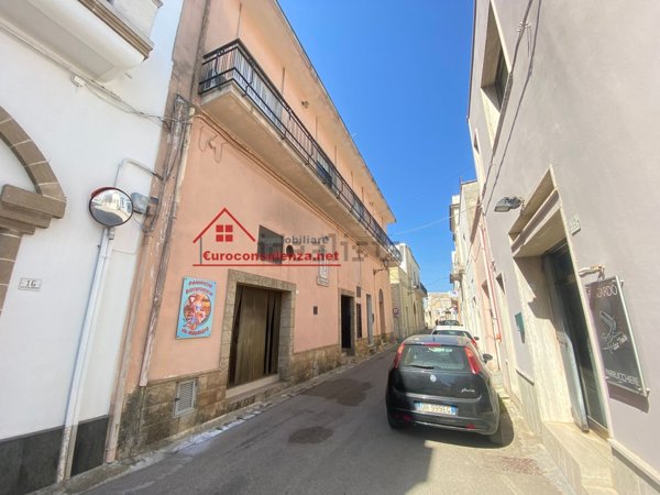 locale commerciale in vendita a Melissano