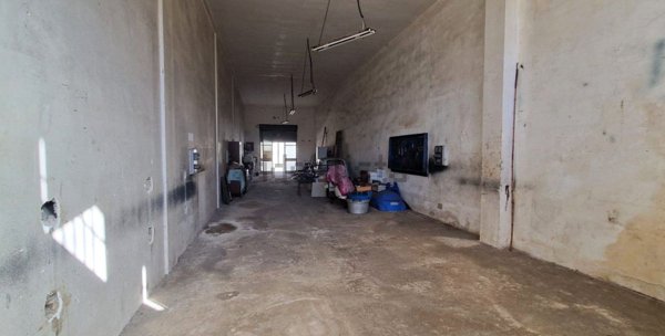 locale commerciale in vendita a Monteroni di Lecce