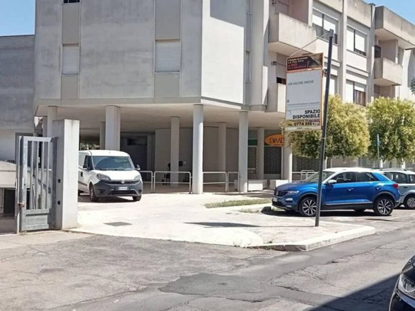 negozio in vendita a Monteroni di Lecce