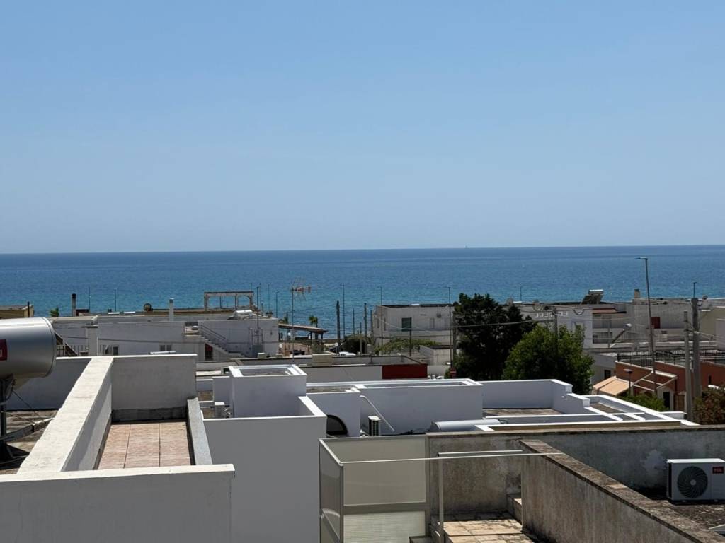 intera palazzina in vendita a Morciano di Leuca in zona Marina di Torre Vado