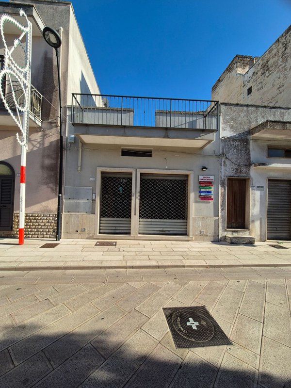 locale commerciale in vendita a Neviano