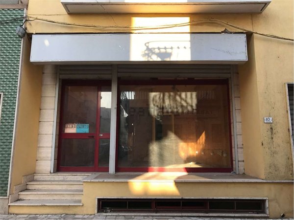 locale commerciale in vendita a Neviano