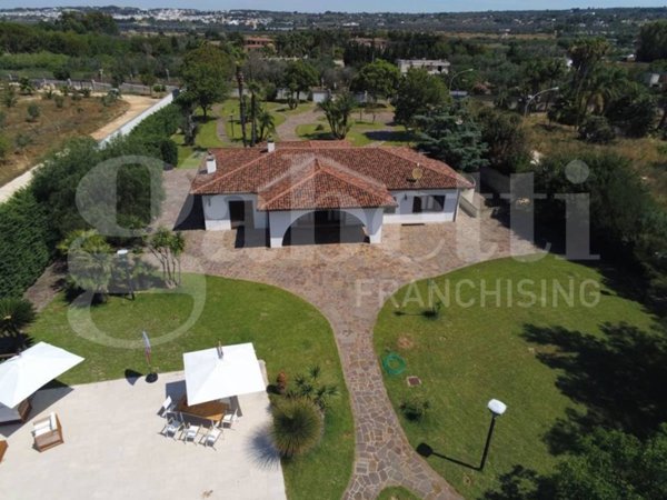 casa indipendente in vendita a Parabita
