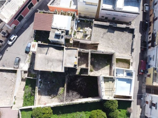 intera palazzina in vendita a Parabita